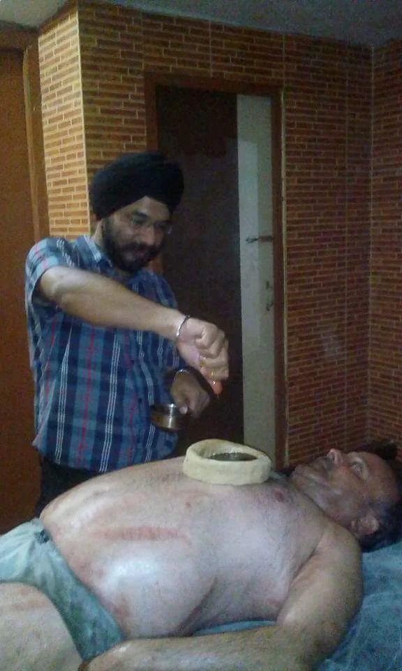 Dr. Bhupinder Arora performing Basti treatment at Svasthvida Ayurvedic center