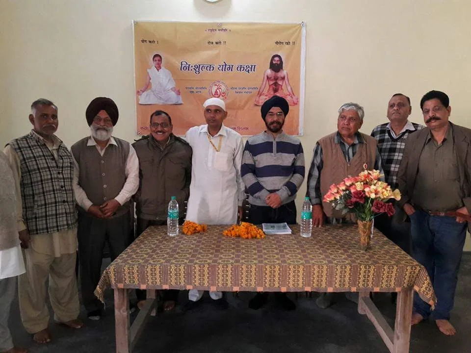 Dr. Bhupinder Arora as the chief guest at a free yoga class event