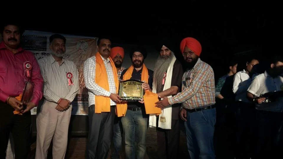 Dr. Bhupinder Arora receiving an award at a ceremony