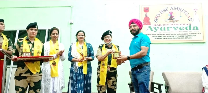 Dr. Bhupinder Arora receiving an award from the SHQ BSF Amritsar