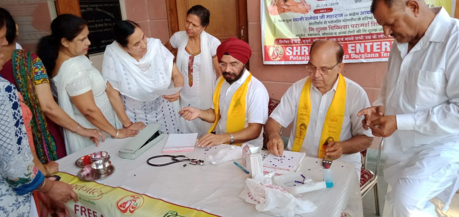 Dr. Bhupinder Arora giving a free consultation at a public camp