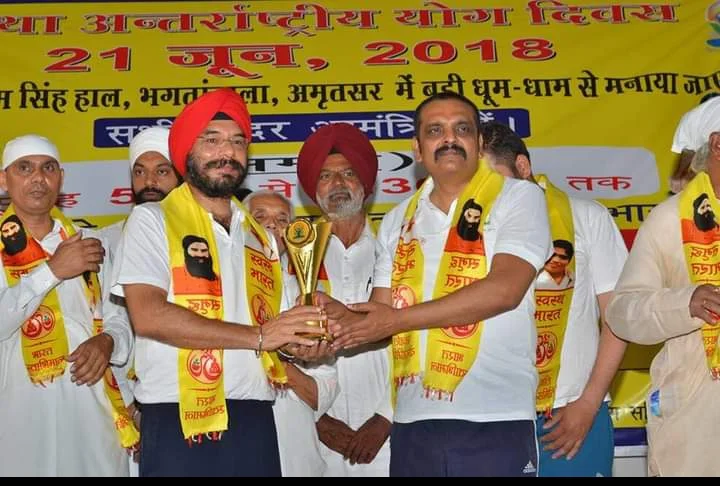 Dr. Bhupinder Arora receiving an award on International Yoga Day